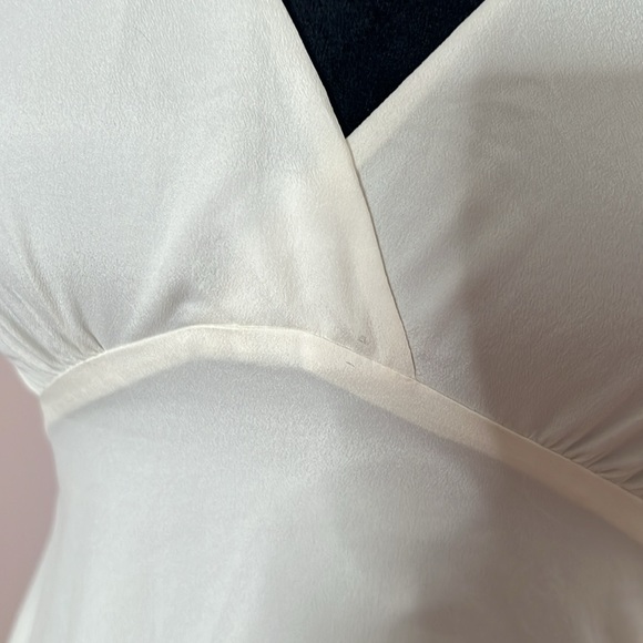 Angelic BCBG Maxazria open keyhole back sleeveless blouse in cream sz XS - Picture 2 of 9